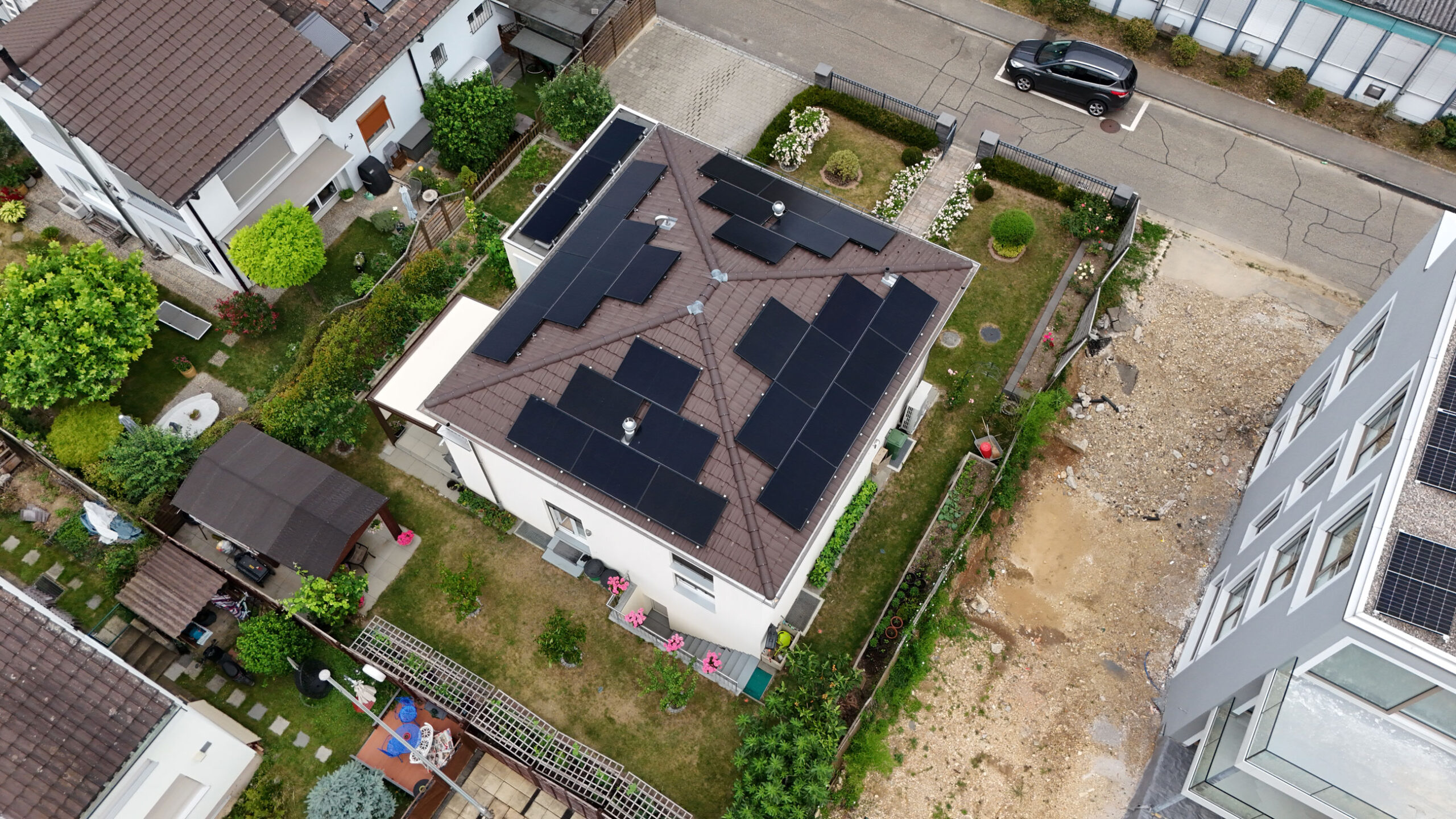 Einfamilienhaus-Aesch​-Basel-photovoltaikanlage-2