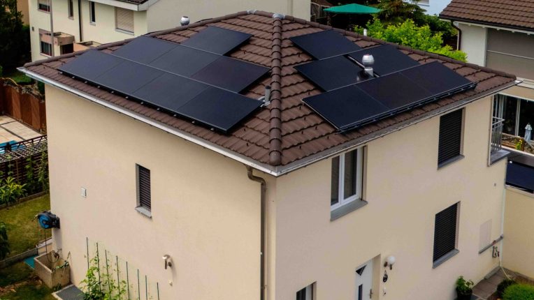 Einfamilienhaus-Aesch​-Basel-photovoltaikanlage